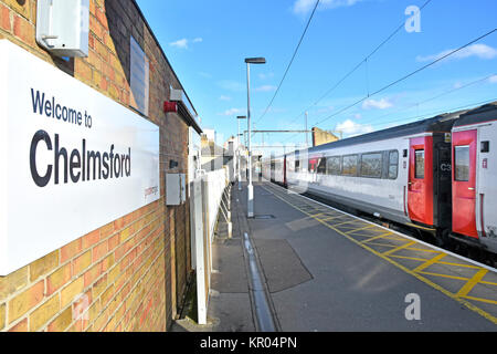 Benvenuto a Chelmsford segno sul centro città stazione ferroviaria piattaforma di partenza maggiore Anglia intercity express treno passeggeri si diparte a Norwich Regno Unito Foto Stock