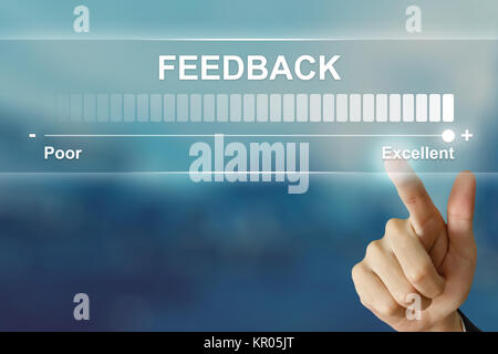 Mano di business facendo clic su ottimi feedback su schermo virtuale Foto Stock