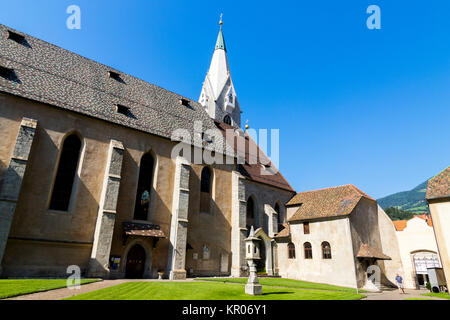 Il vecchio cimitero (Alter Friedhof) e il chiostro della chiesa di San Michele (Pfarrkirche San Michele) in Bressanone-Brixen, una città in Alto Adige, ho Foto Stock