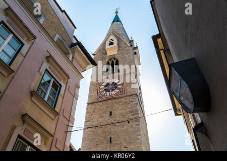 La Torre Bianca o Weisser Turm, un famoso punto di riferimento nella città di Bressanone-Brixen, Alto Adige, Italia Foto Stock