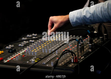 Mescolare e mixer DJ foto a mano Foto Stock