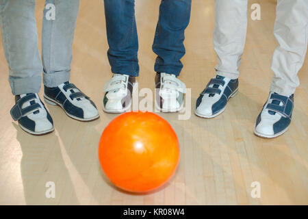 Palla da bowling e scarpe Foto Stock