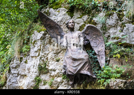 Statua di un angelo nel Santuario della Madonna della Corona, un santuario mariano a Ferrara di Monte Baldo, provincia di Verona, regione Veneto, Italia Foto Stock