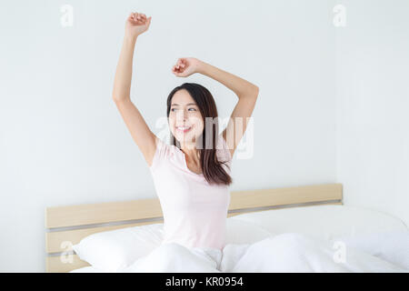 Donna wake up e sollevamento fino a mano Foto Stock