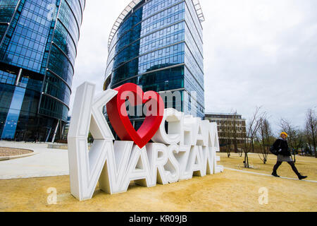 Un Kocham Warszawe (io amo Varsavia) segno davanti della guglia di Varsavia, un complesso di Neomodern edifici per uffici a Varsavia, Polonia Foto Stock