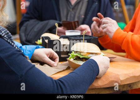 Hamburger di manzo servita sul cibo di strada in stallo Foto Stock