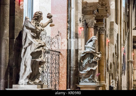 All'interno della Cattedrale di San Vigilio, Duomo di Trento (Duomo di Trento), una cattedrale cattolica romana a Trento, Italia settentrionale Foto Stock