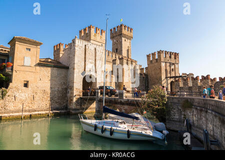 Il Castello Scaligero o castello scaligero, una medievale del XIII secolo fortificazione di porta nei pressi del Lago di Garda a Sirmione, Lombardia, Italia settentrionale Foto Stock