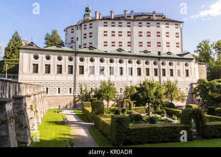 Il castello di Ambras (Schloss Ambras), un castello rinascimentale e palazzo situato nelle colline sopra Innsbruck, Austria Foto Stock