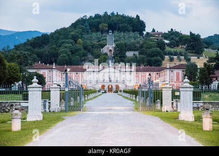 Villa Fenaroli Palace, una villa lombarda si trova a Rezzato in provincia di Brescia, Lombardia, Italia Foto Stock