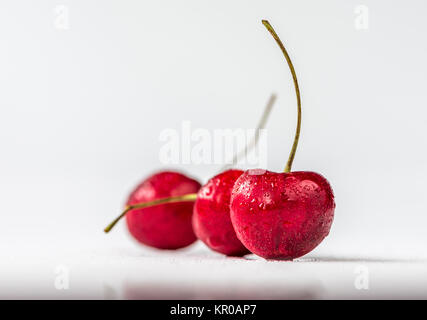 Gruppo di ciliegie fresche in stuido shot Foto Stock