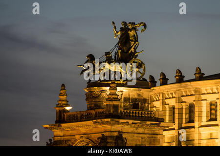 Panther quadriga su la Semperoper di Dresda Foto Stock