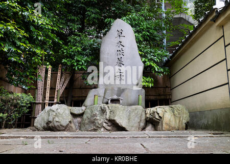 Tokyo - Giappone, 15 Maggio 2017: buddista lapide in suffragio dei morti alberi e piante Foto Stock