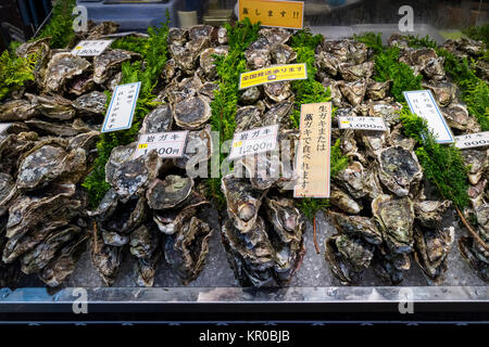 Kanazawa - Giappone, giugno 8, 2017: crudo fresco le ostriche e i cartellini dei prezzi al mercato Omicho Foto Stock