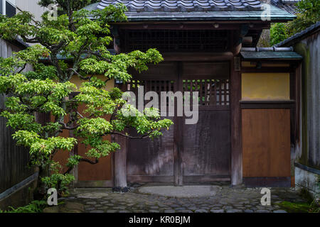 Kanazawa - Giappone, giugno 8, 2017: ingresso di una casa samurai in Nagamachi,lo storico quartiere dei samurai a Kanazawa Foto Stock
