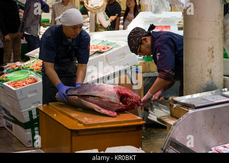 Kanazawa - Giappone, 10 Giugno 2017: tonno fresco è preparato al mercato Omicho Foto Stock