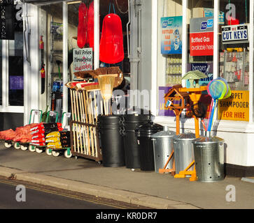 Merci al di fuori di hardware e negozio di ferramenta, High Street, Sandy, Bedfordshire, England, Regno Unito Foto Stock