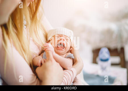 Neonato vagisce in braccia della madre Foto Stock