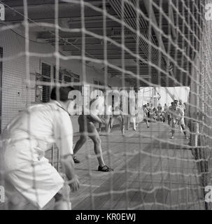 Degli anni Cinquanta, foto storiche che mostra i passeggeri ed equipaggio a bordo di un battello a vapore Union-Castle giocando una partita di cricket di coperta. Queste navi cargo ha preso, e-mail e una varietà di diversi passeggeri su tutte le classi, attraverso gli oceani dall'Inghilterra per il Sud Africa e il deck giochi come questi sono un modo popolare di passare il tempo. Foto Stock