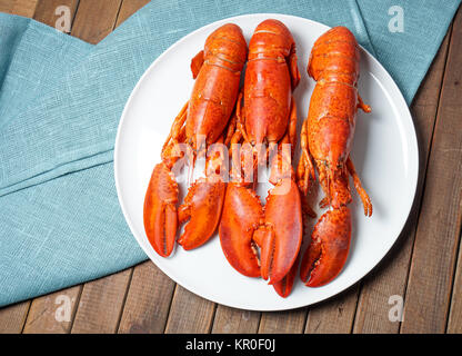 Cuocere le aragoste rossa servita su piastra bianca pronto per mangiare Foto Stock