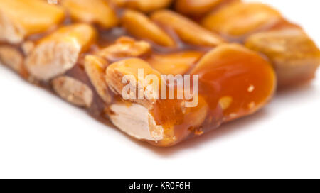 Turron bar di zucchero caramellato e mandorle isolati su sfondo bianco Foto Stock