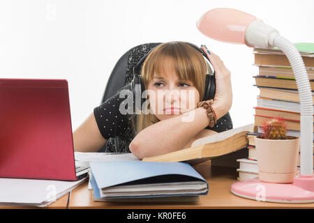 Studente pensare tristemente guarda lo schermo del laptop Foto Stock