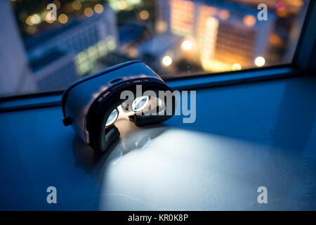 La realtà virtuale auricolare con cityscape sfondo Foto Stock