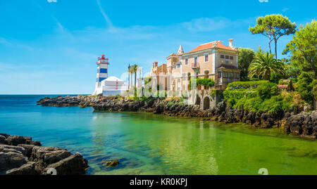 Vista panoramica in Cascais, Santa Marta Faro e museo, distretto di Lisbona, Portogallo. Foto Stock