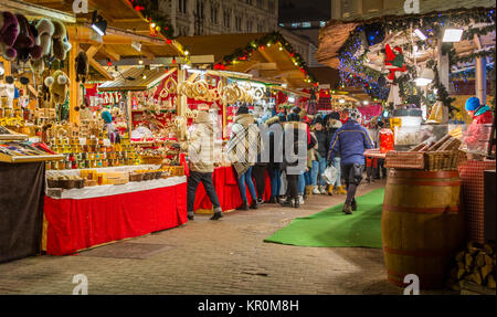 Mercatino di Natale in Piazza Vorosmarty a Budapest, Ungheria. Foto Stock