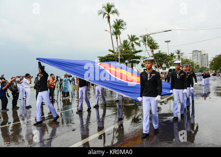 Pattaya, Tailandia - 19 Novembre 2017: marina tailandese sfilano marciando in occasione del cinquantesimo anniversario dell'ASEAN flotta internazionale Review 2017 presso la spiaggia di Pattaya Foto Stock