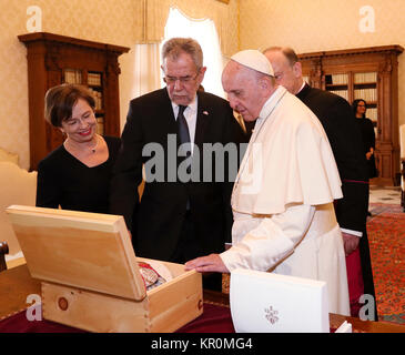 Papa Francesco con l' Austria il presidente Alexander Van der Bellen e sua moglie Doris Schmidauer durante una udienza privata in Vaticano con il Papa Francesco, Doris Schmidauer, Presidente Alexander Van der Bellen dove: Roma, Italia Quando: 16 Nov 2017 Credit: IPA/WENN.com * * disponibile solo per la pubblicazione in UK, USA, Germania, Austria, Svizzera** Foto Stock