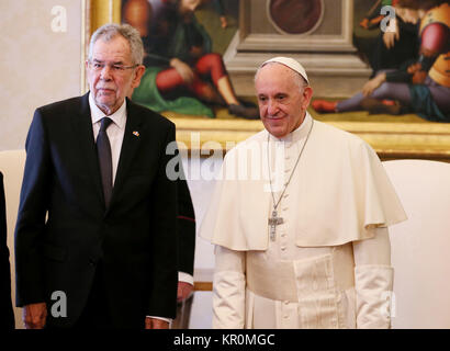 Papa Francesco con l' Austria il presidente Alexander Van der Bellen e sua moglie Doris Schmidauer durante una udienza privata in Vaticano con il Papa Francesco, Presidente Alexander Van der Bellen dove: Roma, Italia Quando: 16 Nov 2017 Credit: IPA/WENN.com * * disponibile solo per la pubblicazione in UK, USA, Germania, Austria, Svizzera** Foto Stock