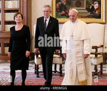 Papa Francesco con l' Austria il presidente Alexander Van der Bellen e sua moglie Doris Schmidauer durante una udienza privata in Vaticano con il Papa Francesco, Doris Schmidauer, Presidente Alexander Van der Bellen dove: Roma, Italia Quando: 16 Nov 2017 Credit: IPA/WENN.com * * disponibile solo per la pubblicazione in UK, USA, Germania, Austria, Svizzera** Foto Stock