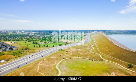 Vista aerea dell'autostrada 225 nei pressi di Cherry Creek e serbatoio. Foto Stock