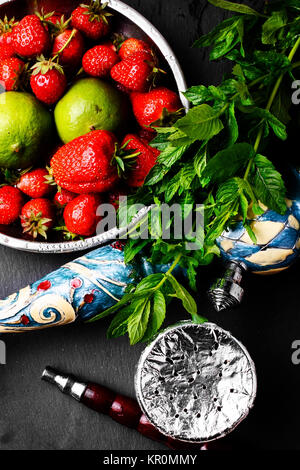 Hookah araba con sapore di fragole, lime e menta Foto Stock