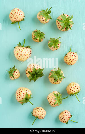 Pineberries fresco sul turchese Foto Stock