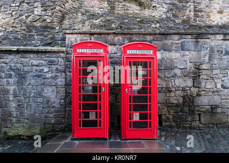 Due tradizionali cabine telefoniche rosse Foto Stock