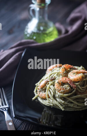 Pasta con gamberi e pesto Foto Stock