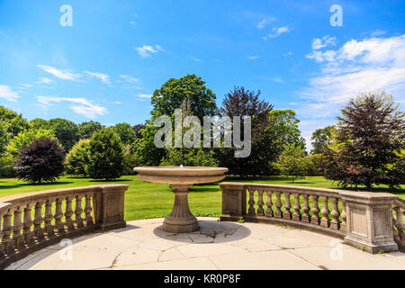 Bagno uccelli di pietra sul patio da prato panoramici Foto Stock