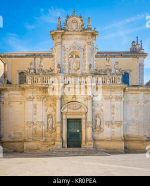 La piazza del Duomo di Lecce con il Duomo di Santa Maria Assunta e la torre campanaria. La puglia, Italia meridionale. Foto Stock