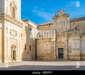 La piazza del Duomo di Lecce con il Duomo di Santa Maria Assunta e la torre campanaria. La puglia, Italia meridionale. Foto Stock