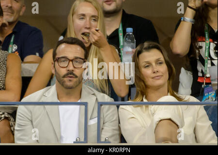 FLUSHING NY- Settembre 03: Jeremy Piven, Bridget Moynahan, giorno dieci del 2014 US Open al USTA Billie Jean King National Tennis Center il 3 settembre 2014 nel quartiere di lavaggio del Queens Borough of New York City People: Jeremy Piven, Bridget Moynahan Foto Stock