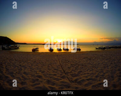 Nusa Penida, Bali beach con drammatica sky e al tramonto Foto Stock