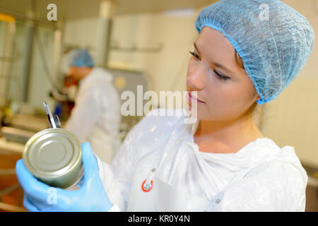 Lavoratore di sesso femminile di una fabbrica di conserve Foto Stock