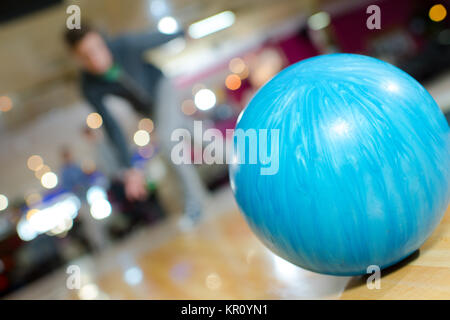 Primo piano di una palla da bowling Foto Stock