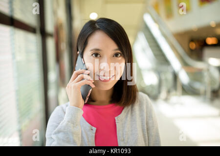 La donna parla al telefono Foto Stock