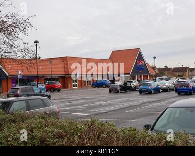 Tesco Metro su un dicembre domenica mattina. 10+ vuoti spazi di parcheggio in primo piano. Aka poco Tesco. Grange Farm, Kesgrave, Suffolk. Foto Stock