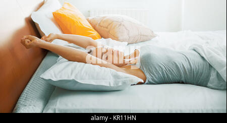 La donna a letto, si sveglia, dormire Foto Stock