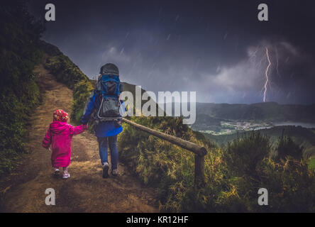 La madre e il bambino sul sentiero Foto Stock