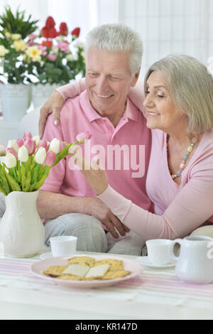 Felice coppia senior bere il tè Foto Stock